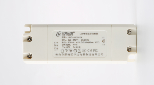 華輝照明LED辦公吊線(xiàn)燈,led面板燈,直發(fā)光面板燈，側(cè)發(fā)光面板燈,面板燈廠家擁有專(zhuān)業(yè)生產(chǎn)團(tuán)隊(duì)，從面板燈零配件到電源都自己生產(chǎn)，保證每個(gè)環(huán)節(jié)的品質(zhì)。